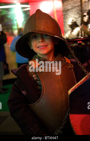 Un giovane bambino cercando su replica Tudor corazza a Mary Rose nel museo storico di Portsmouth Darsene Foto Stock