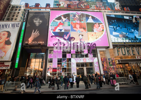 Disney apre il suo nuovo negozio in Times Square a New York Foto Stock