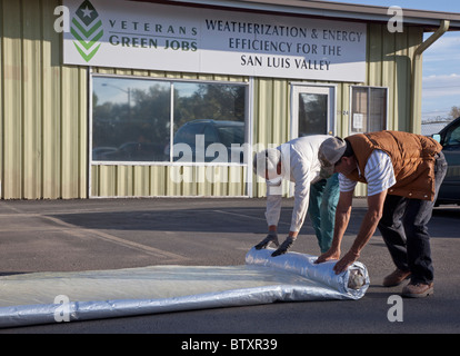 Gruppo di veterani non Weatherization per famiglia Low-Income Foto Stock