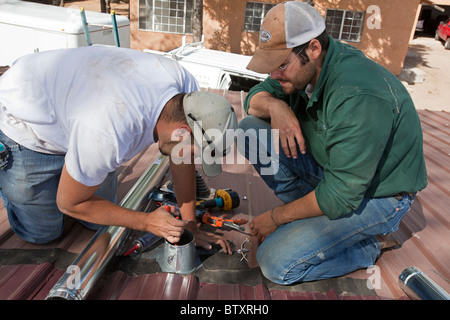 Gruppo di veterani non Weatherization per famiglia Low-Income Foto Stock