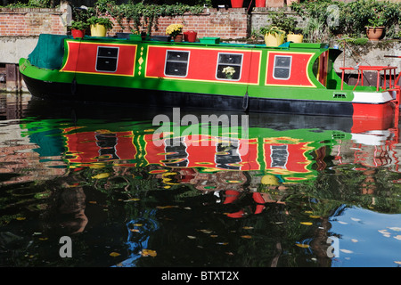 Canal Boat riflessione sul fiume Lea a Ware Hertfordsire Inghilterra Foto Stock
