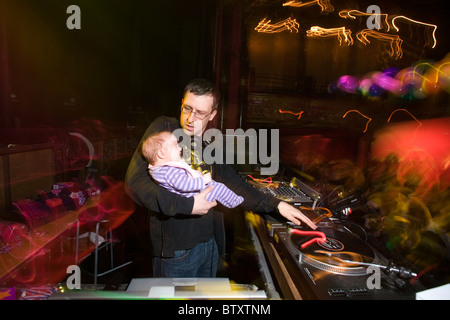 DJ con 6 mese una figlia di riprodurre alcuni brani sulla console di mixaggio presso Baby ama la discoteca, Clapham Grand, London, England, Regno Unito Foto Stock