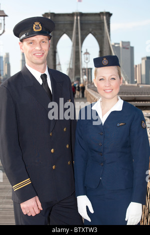 British Airways cabin crew in cabina originale abbigliamento dal 1958 BOAC volo transatlantico Ponte di Brooklyn NYC.Foto:Jeff Gilbert Foto Stock