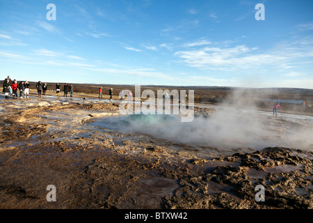 Immagine 1 di 8 in una sequenza che mostra l eruzione del geyser Strokkur nel sud-ovest dell'Islanda. Foto Stock