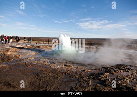 Immagine 2 di 8 in una sequenza che mostra l eruzione del geyser Strokkur nel sud-ovest dell'Islanda. Foto Stock