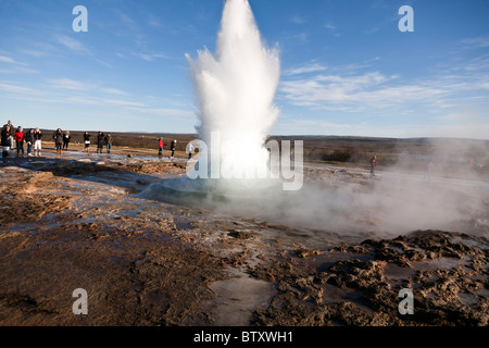 Immagine 3 di 8 in una sequenza che mostra l eruzione del geyser Strokkur nel sud-ovest dell'Islanda. Foto Stock