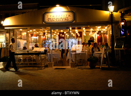 Night Shot che mostra Simposio ristorante a Parga, Epiro, Grecia Foto Stock