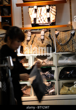 Fake Burberry sono in vendita in un negozio di hotel in Daqing, Helongjiang provincia, Cina.09-Nov-2010 Foto Stock