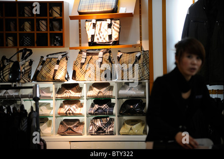 Fake Burberry sono in vendita in un negozio di hotel in Daqing, Helongjiang provincia, Cina.09-Nov-2010 Foto Stock
