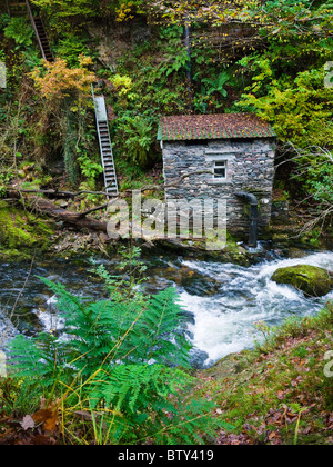 Una vecchia pompa a Colwith Force Waterfall sul fiume Brathay nel Lake District National Park vicino a Colcon, Cumbria, Inghilterra. Foto Stock