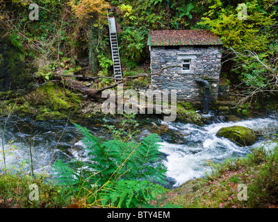 Una vecchia pompa a Colwith Force Waterfall sul fiume Brathay nel Lake District National Park vicino a Colcon, Cumbria, Inghilterra. Foto Stock