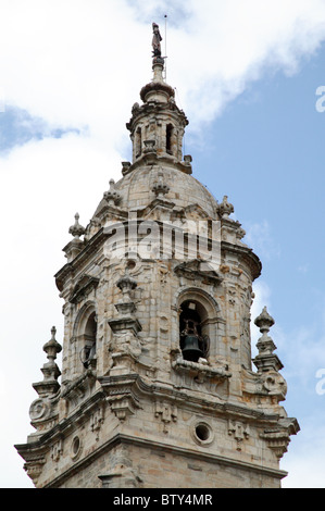 Vista ravvicinata del barocco, la torre campanaria della chiesa de San Anton, Bilbao, Spagna Foto Stock