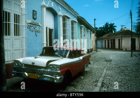 Un vecchio American automobile parcheggiata in Trinidad, Cuba. Foto Stock