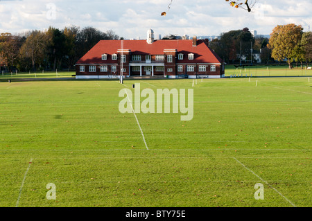 Il padiglione e i campi da gioco di Dulwich College di Londra sud Foto Stock