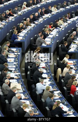 Sala plenaria con i deputati del Parlamento europeo, Strasburgo, Francia Foto Stock