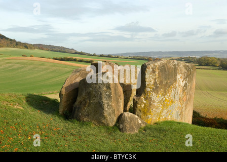 Pietre del tamburo una camera di sepoltura neolitica Barrow lungo e cerchio di pietra. Trottispliffe North Downs Kent Countryside UK. HOMER SYKES Foto Stock