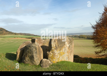 Pietre del tamburo una camera di sepoltura neolitica Barrow lungo e cerchio di pietra. Trottispliffe North Downs Kent Countryside UK. HOMER SYKES Foto Stock