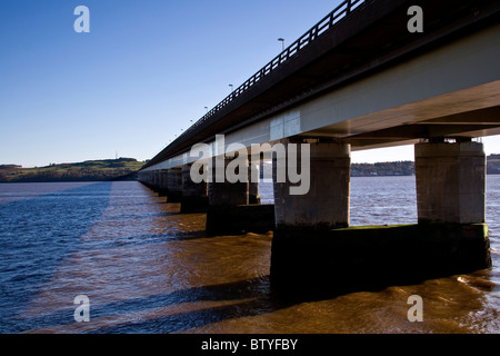 Il Tay bridge spanning attraverso la nella luce del sole che gettano ombre sul fiume a Dundee, Regno Unito Foto Stock