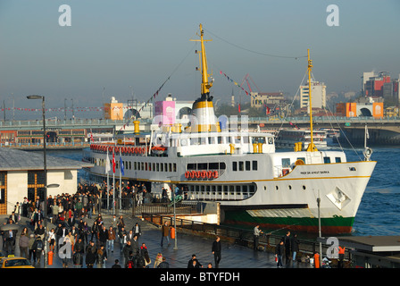 ISTANBUL, Turchia. Al mattino presto pendolari lo sbarco da un traghetto sul Bosforo presso il terminal Eminonu. 2010. Foto Stock