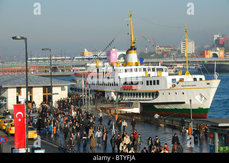 ISTANBUL, Turchia. Al mattino presto pendolari lo sbarco da un traghetto sul Bosforo presso il terminal Eminonu. 2010. Foto Stock