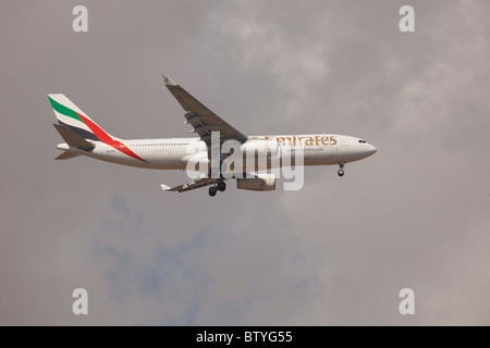 Emirates Airbus A330-200 in avvicinamento all'aeroporto di Larnaca, Cipro. Foto Stock