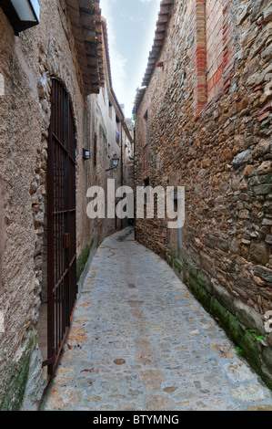 Passaggio stretto tra due pareti di Peratallada, Spagna Foto Stock