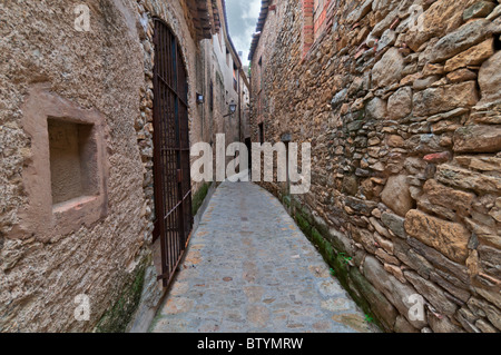 Passaggio stretto tra due pareti di Peratallada, Spagna Foto Stock