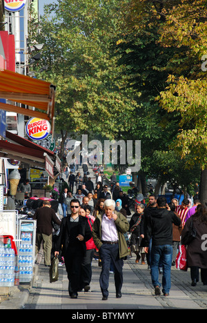 ISTANBUL, Turchia. Una strada trafficata scena nel distretto di Besiktas. 2010. Foto Stock