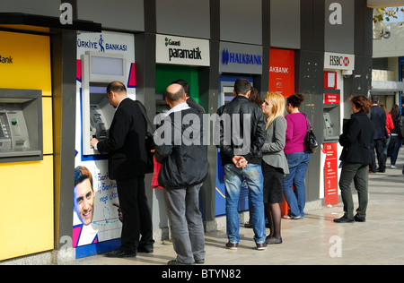 ISTANBUL, Turchia. Le persone che usano le macchine di contanti al terminal del traghetto in Uskudar sulla sponda asiatica della città. Foto Stock