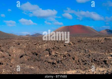 Arido paesaggio con le colline sulla isola di Lanzarote, Spagna Foto Stock