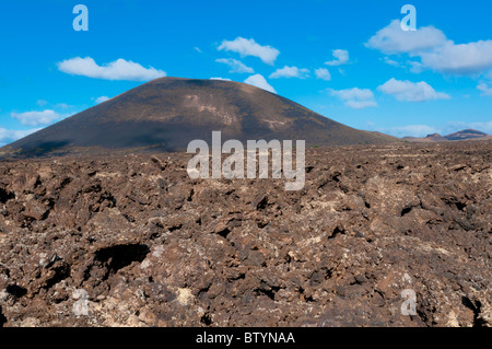 Arida collina sulla isola di Lanzarote, Spagna Foto Stock