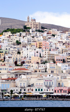 Vista di Ermoupolis, capitale del Greco Cyclade isola di Syros. Sulla sommità della collina si erge la santa Chiesa di Anastasi. Foto Stock