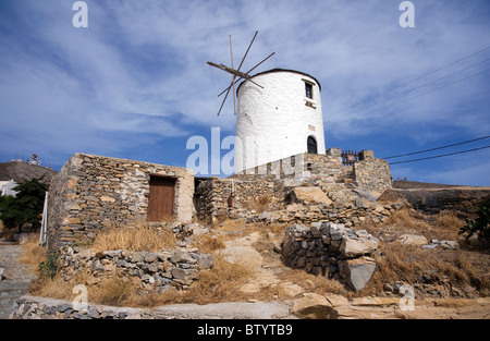 Il vecchio mulino a vento a Ano Syros sul Greco Cyclade isola di Syros. Foto Stock