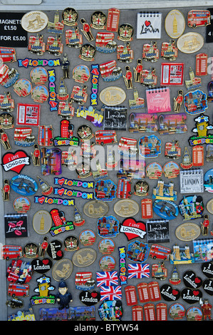 Badge di souvenir in stallo, Piccadilly Circus, Piccadilly, West End, la City of Westminster, Greater London, England, Regno Unito Foto Stock