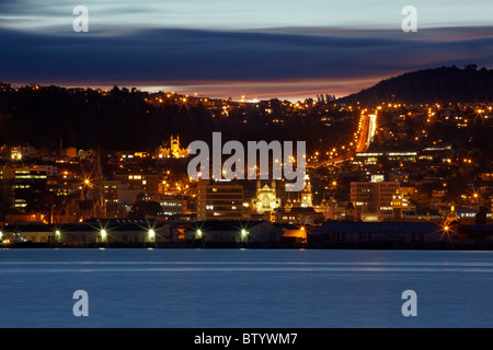 Il tramonto sulla città centrale e Stuart Street, Dunedin, Otago, Isola del Sud, Nuova Zelanda Foto Stock