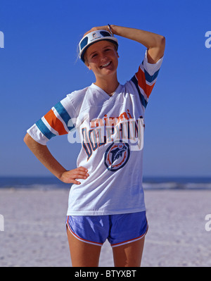 Giovane donna in Miami Dolphin T-shirt, Miami Beach, Florida, Stati Uniti d'America Foto Stock