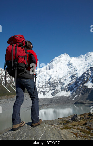 Backpacker, Mt Sefton, Mueller Glacier e il lago, Aoraki / Mt Cook National Park, Canterbury, Isola del Sud, Nuova Zelanda Foto Stock