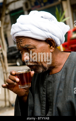 Ritratto di un uomo egiziano nel mercato strette strade del Cairo. Foto Stock