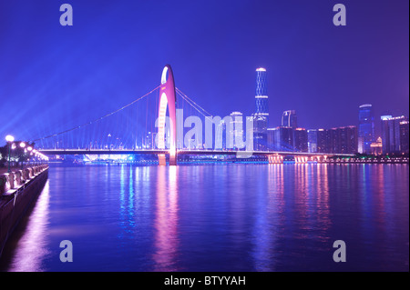 Scena notturna di Guanghzou città oltre il Fiume Zhujiang Foto Stock