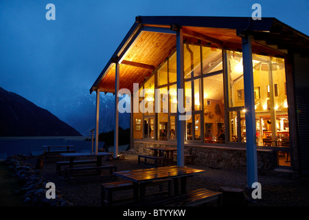 Il vecchio gli alpinisti Cafe, Bar & Restaurant al crepuscolo, Mt Cook, Canterbury, Isola del Sud, Nuova Zelanda Foto Stock