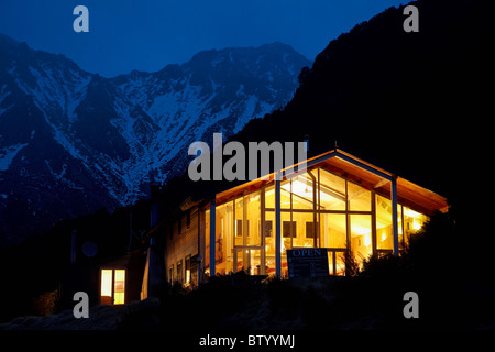 Il vecchio gli alpinisti Cafe, Bar & Restaurant al crepuscolo, Mt Cook, Canterbury, Isola del Sud, Nuova Zelanda Foto Stock