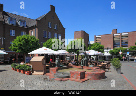 Marktbrunnen mit Brunnenfiguren Bienenkoenig und Langer Heinrich auf dem Kornmarkt in Wesel, Niederrhein, Renania settentrionale-Vestfalia Foto Stock