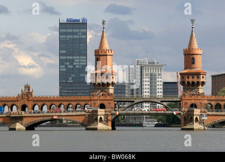 Il Oberbaumbruecke Bridge e la torre di Allianz, Berlino, Germania Foto Stock