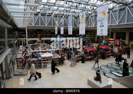 Il passeggero food court area a Paddington Station west London REGNO UNITO Foto Stock