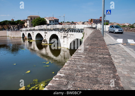 Auto attraversando il Ponte di Tiberio, Rimini, Emilia Romagna, Italia Foto Stock