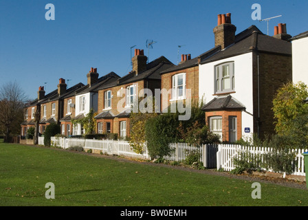 Fila di semi staccate case in stile edoardiano, Weston verde Londra suburbana Surrey. Regno Unito. Foto Stock