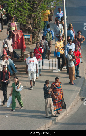 Dar es Salaam, Tanzania. I pedoni a angolo di Azikiwe India e strade. Foto Stock