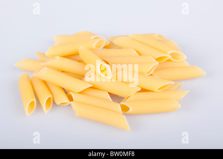 Penne rigate, pasta italiana su bianco Foto Stock