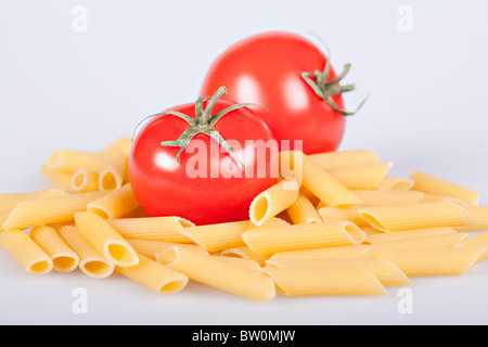 Penne rigate, pasta italiana su bianco Foto Stock