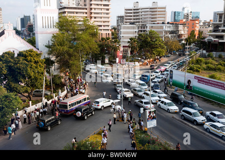 Dar es Salaam, Tanzania. Il traffico a angolo di Azikiwe India e strade. Foto Stock